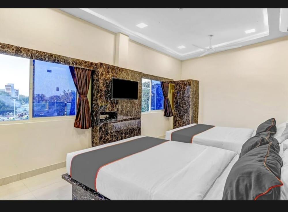 Hotel Bhavya Residency Amhedabad Oda fotoğraf